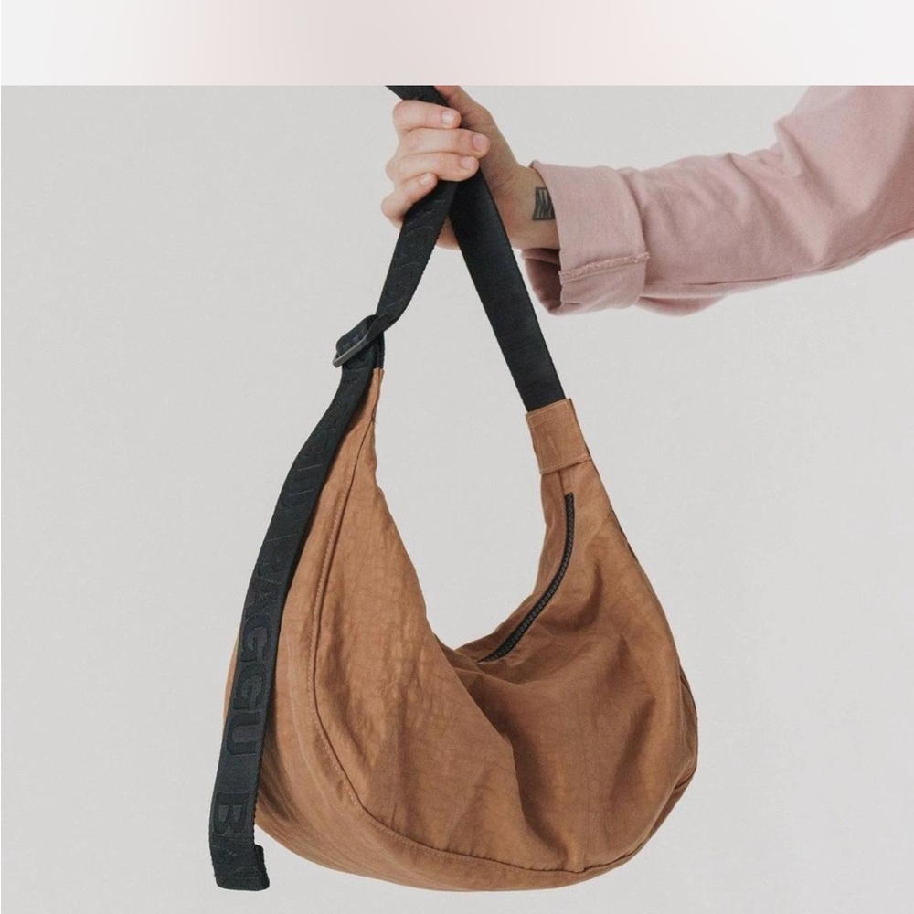 BAGGU Medium Crescent Bag in Cocoa